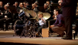 Thiên tài 3 tuổi chơi trống cho dàn nhạc giao hưởng